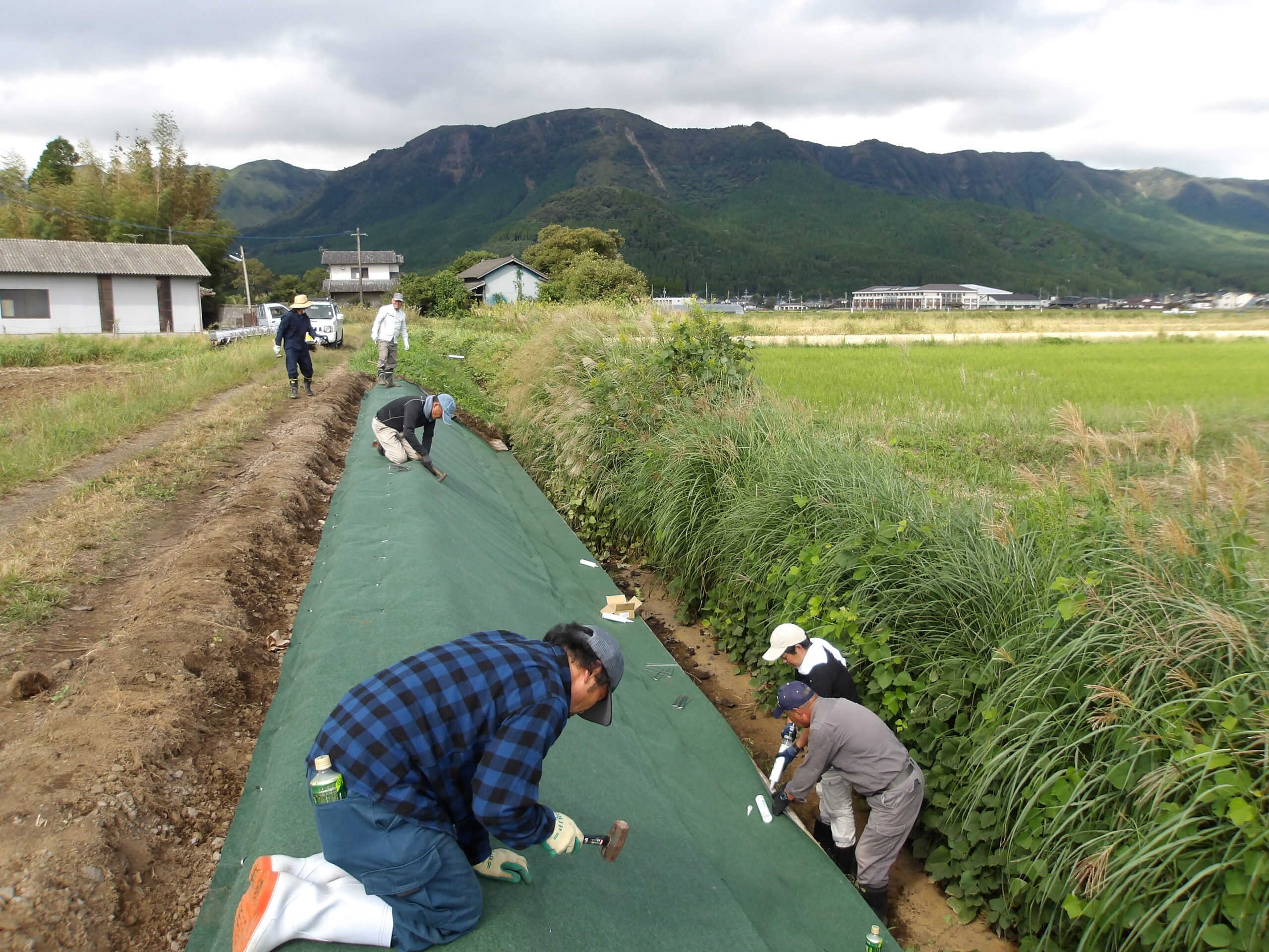 水路法面の防草シート設置作業のボランティアを募集します
